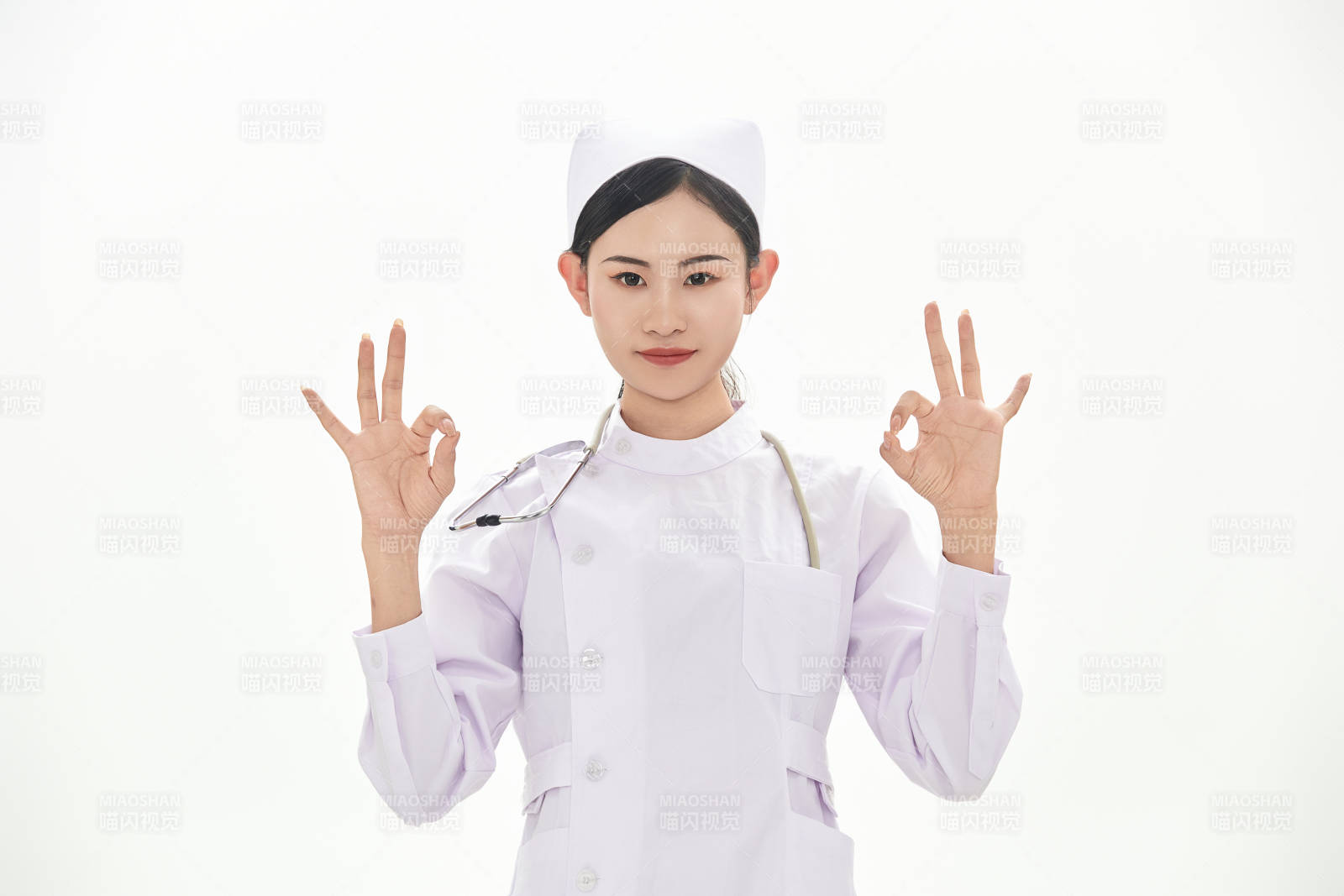 身穿護士服佩戴聽診器的女性醫護人員