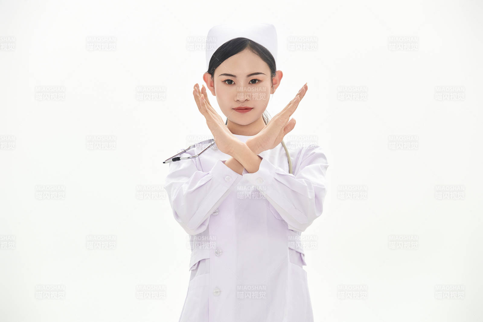 身穿護士服佩戴聽診器的女性醫護人員