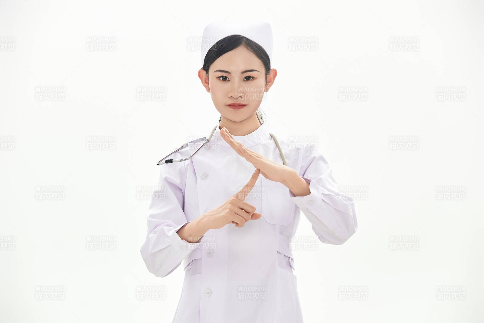 身穿護士服佩戴聽診器的女性醫護人員