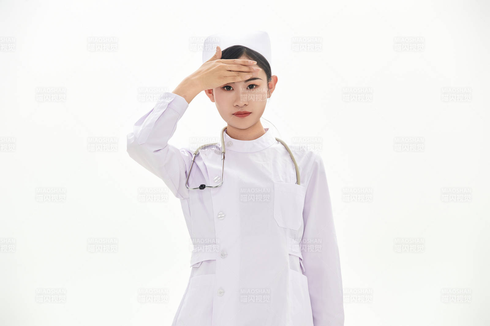 身穿護(hù)士服佩戴聽診器的女性醫(yī)護(hù)人員