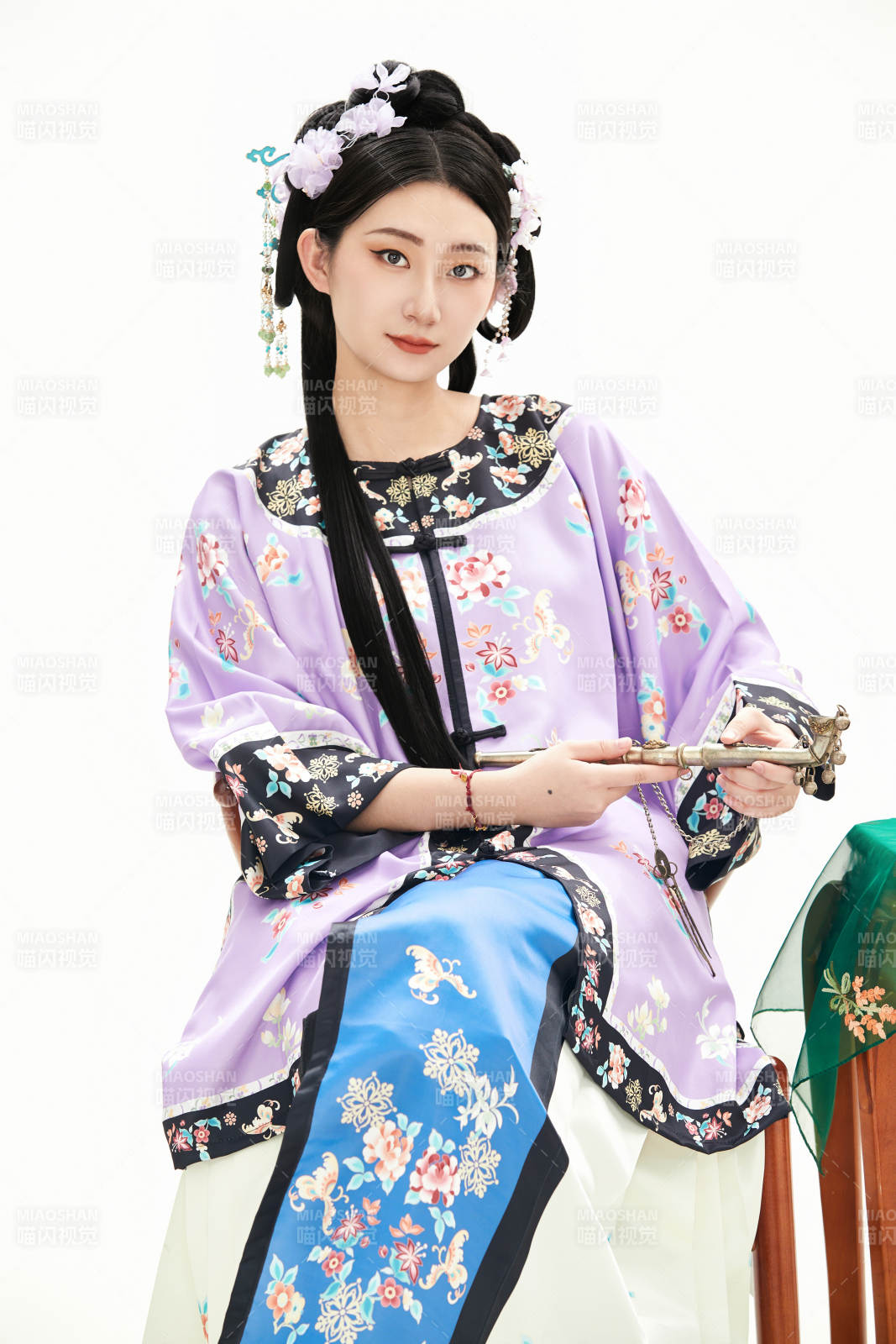 白色背景下穿著中國清朝晚清服飾的少女