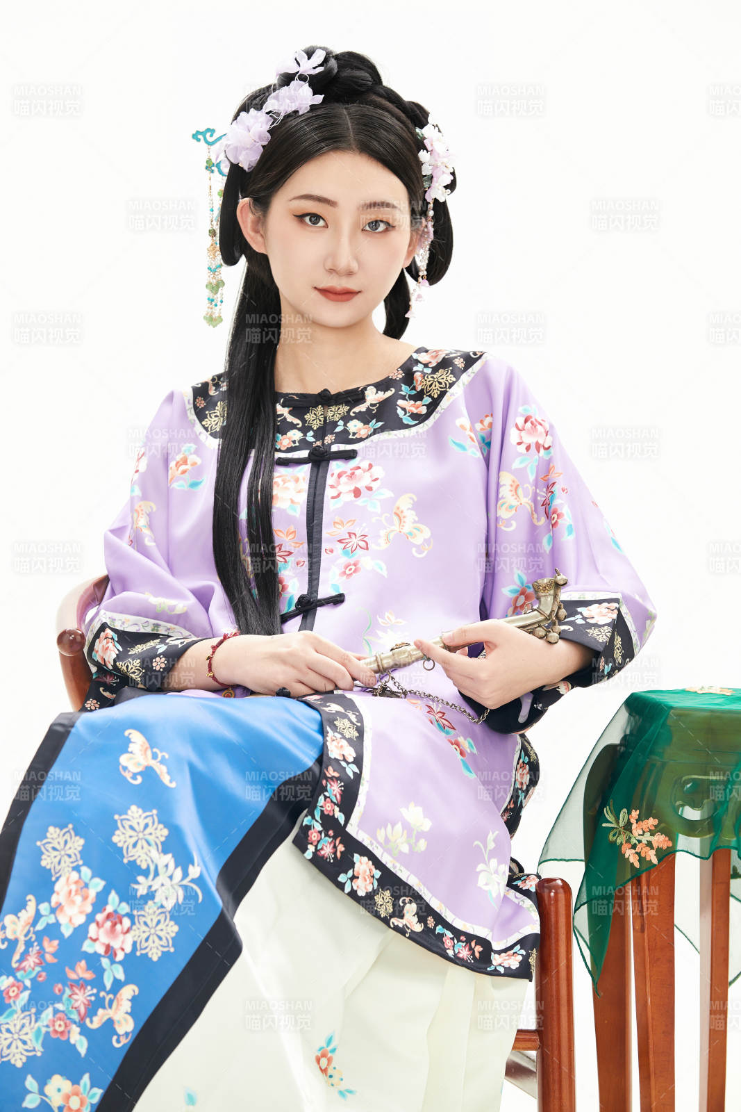 白色背景下穿著中國清朝晚清服飾的少女