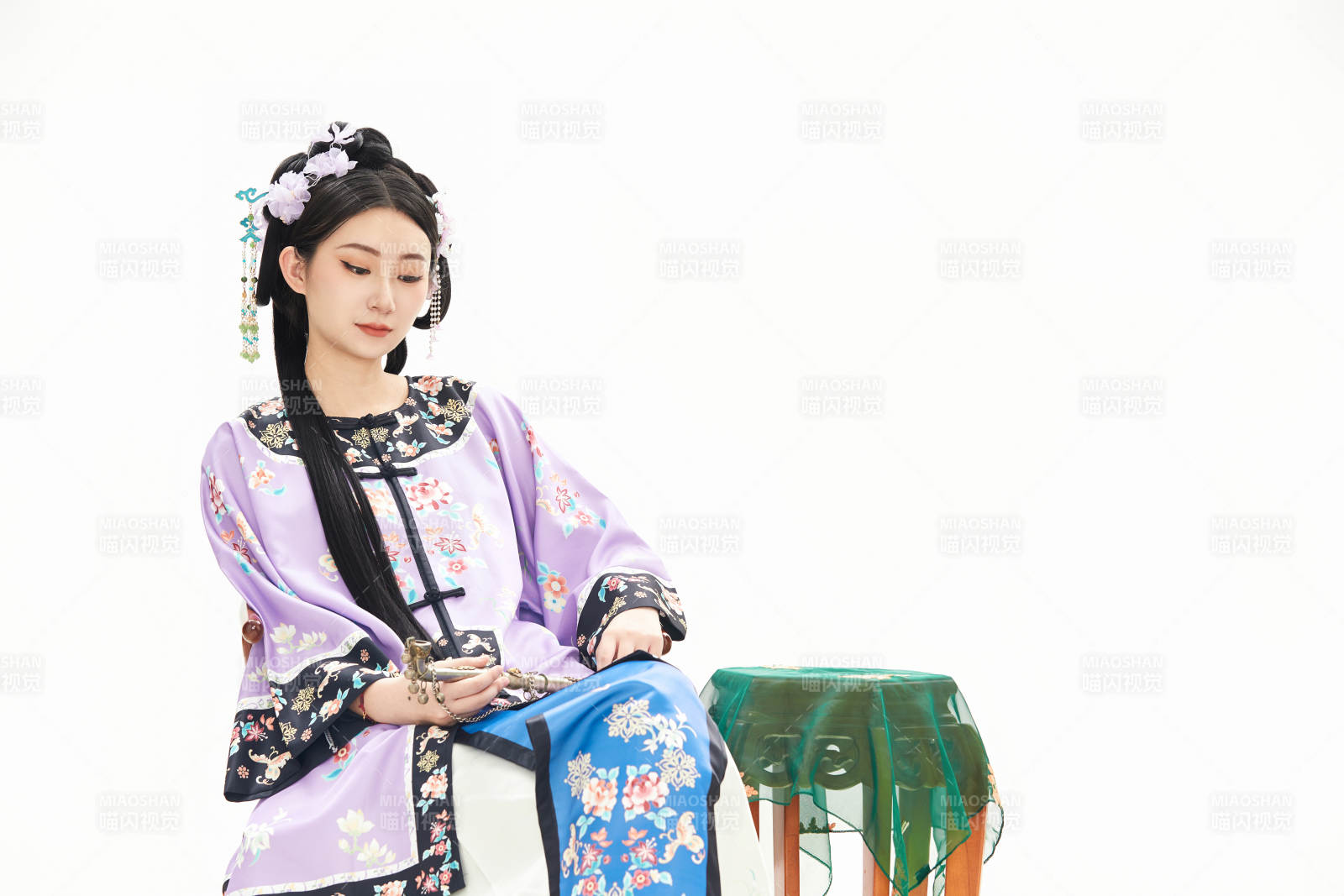 白色背景下穿著中國清朝晚清服飾的少女