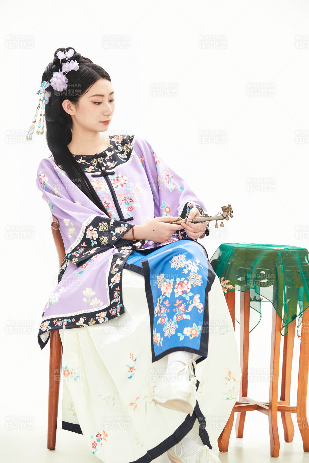 白色背景下穿著中國清朝晚清服飾的少女