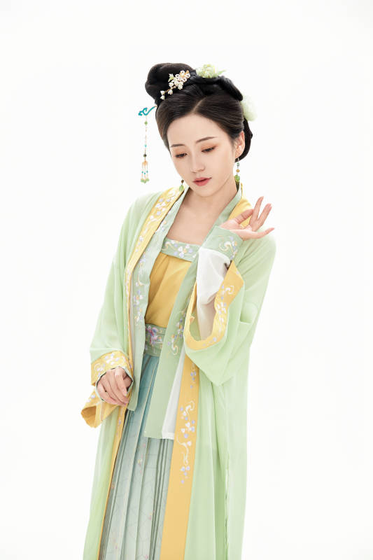 白色背景下穿着南北宋朝汉服的少女