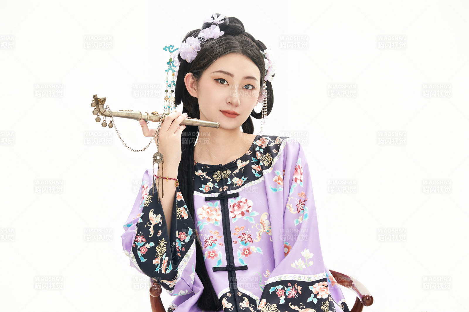 白色背景下穿著中國清朝晚清服飾的少女