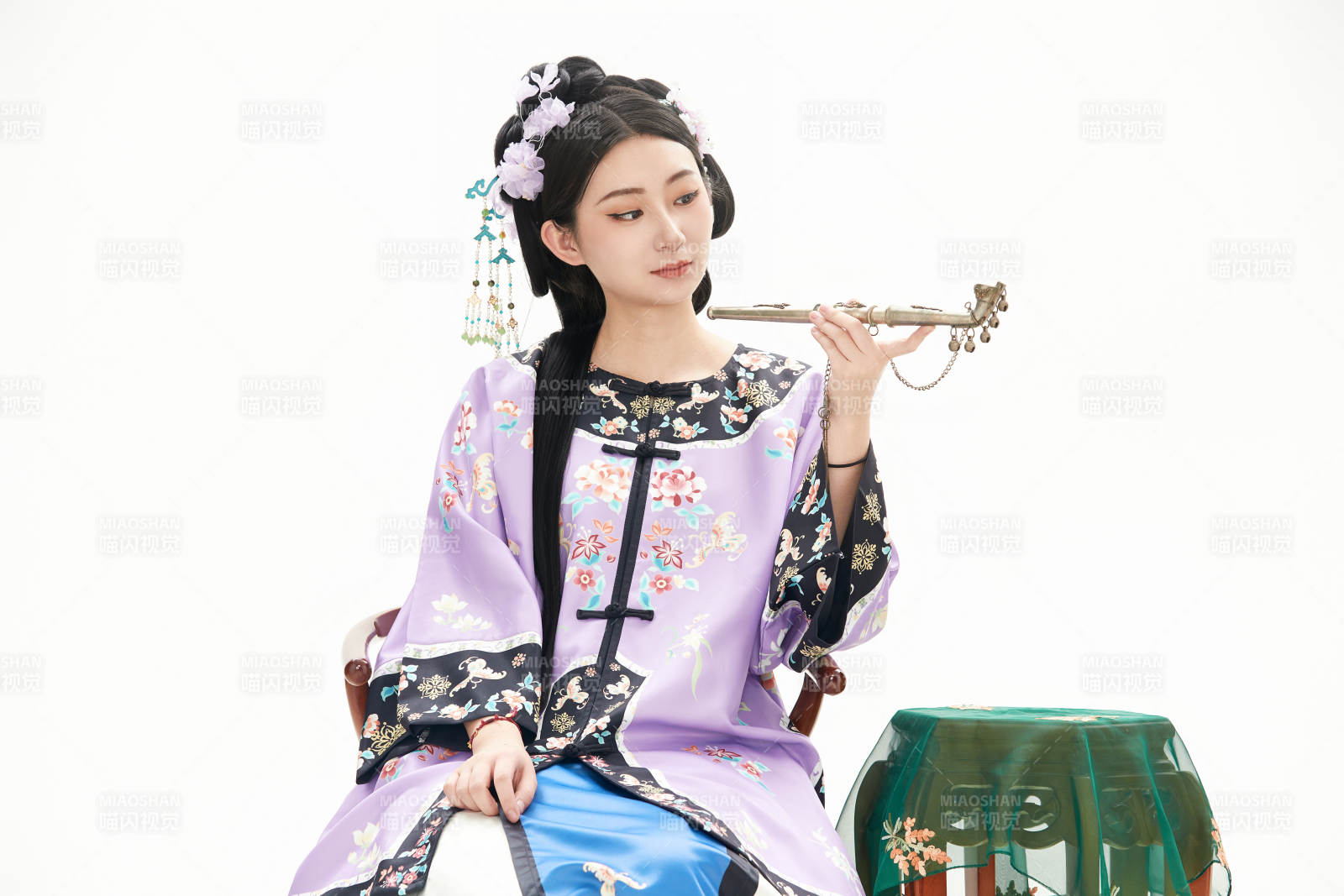 白色背景下穿著中國清朝晚清服飾的少女