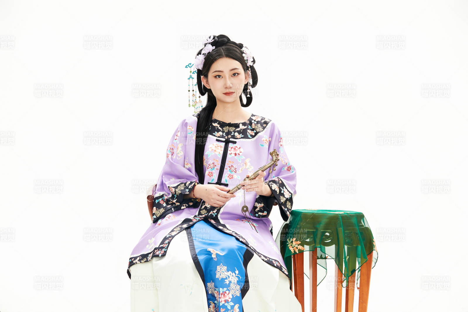 白色背景下穿著中國清朝晚清服飾的少女