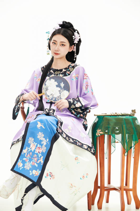 白色背景下穿着中国清朝晚清服饰的少女