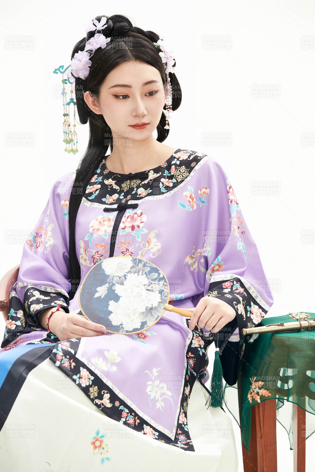 白色背景下穿著中國清朝晚清服飾的少女