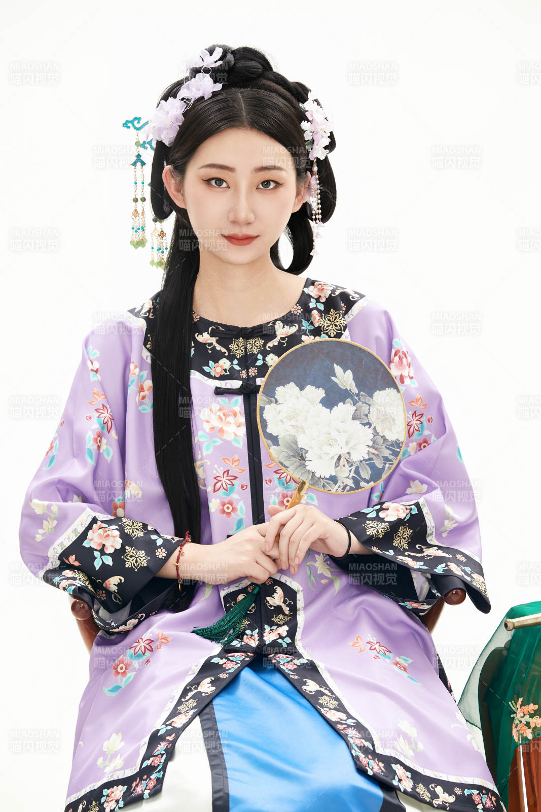 白色背景下穿著中國清朝晚清服飾的少女