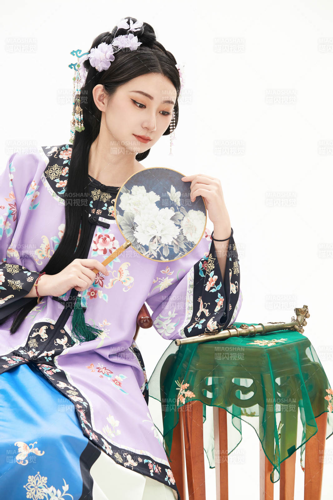 白色背景下穿著中國清朝晚清服飾的少女