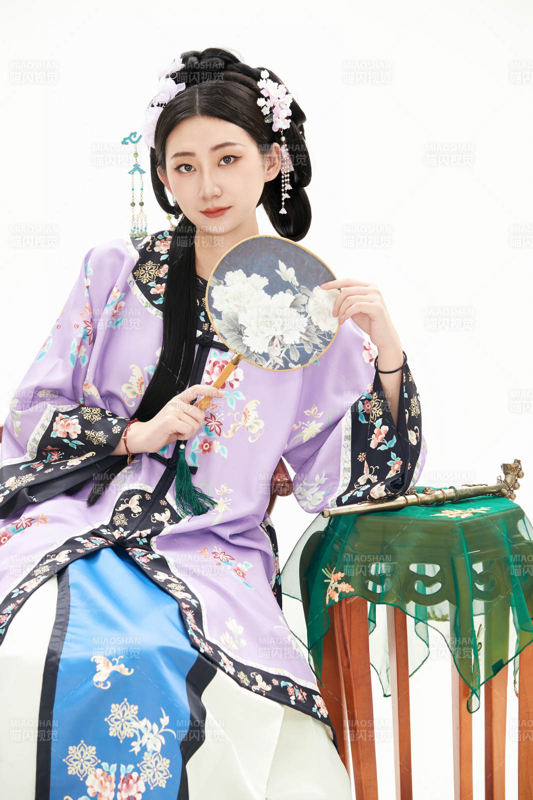 白色背景下穿着中国清朝晚清服饰的少女