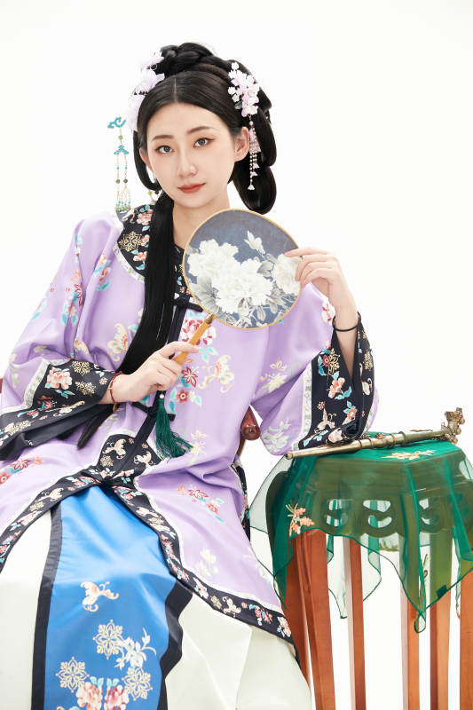 白色背景下穿着中国清朝晚清服饰的少女