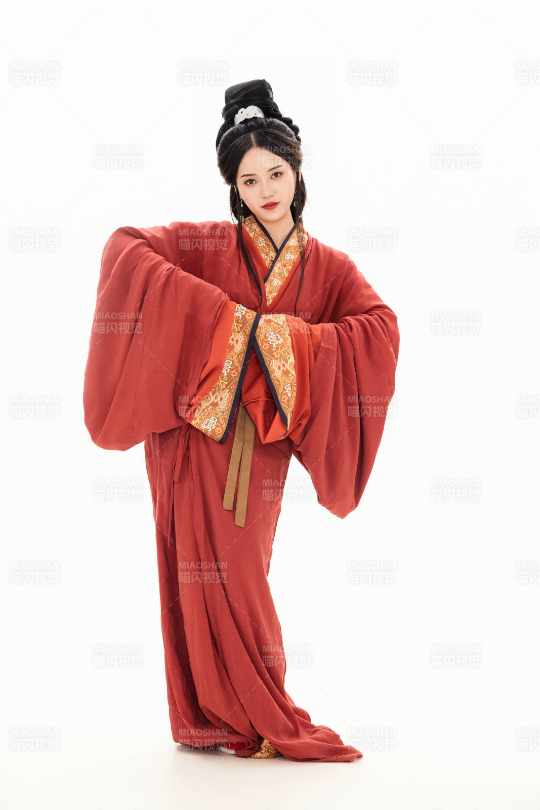 白色背景下穿著中國春秋戰國時代服飾的少女