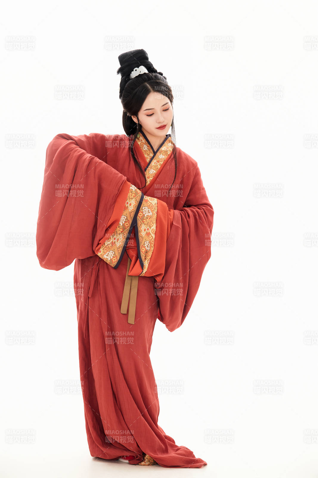 白色背景下穿著中國春秋戰國時代服飾的少女