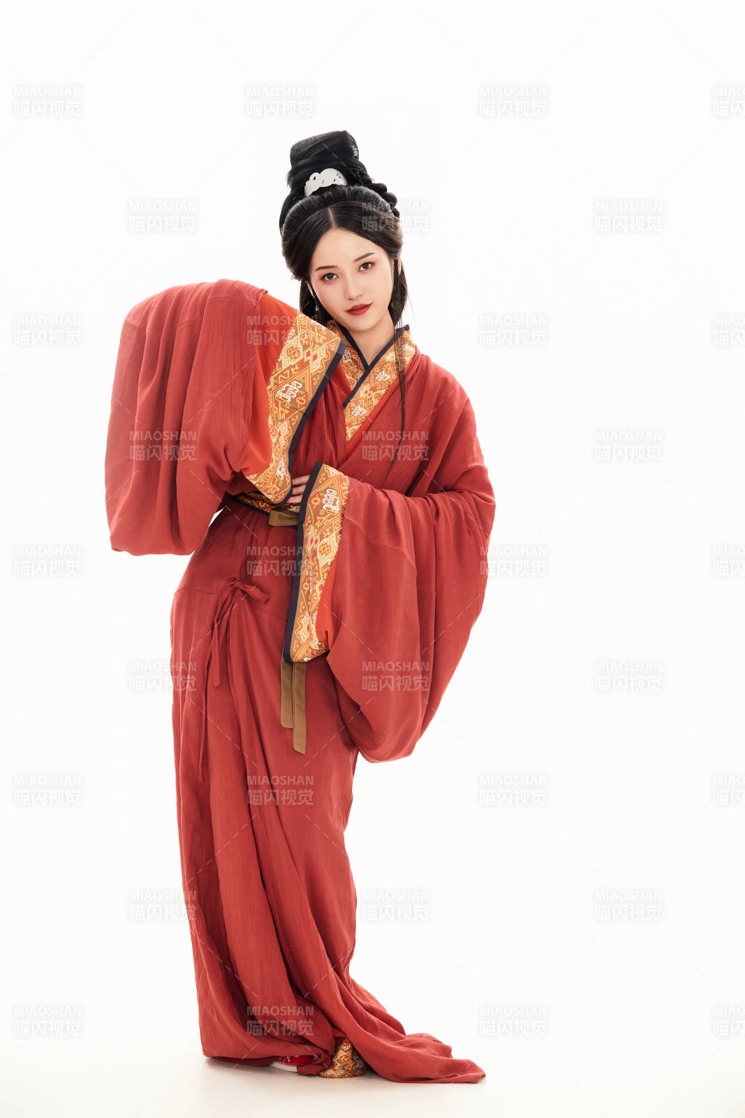 白色背景下穿著中國春秋戰國時代服飾的少女