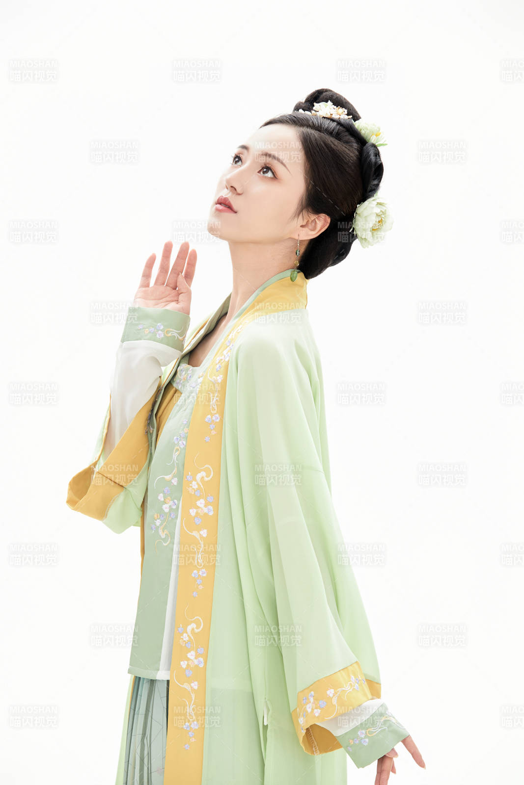 白色背景下穿著南北宋朝漢服的少女