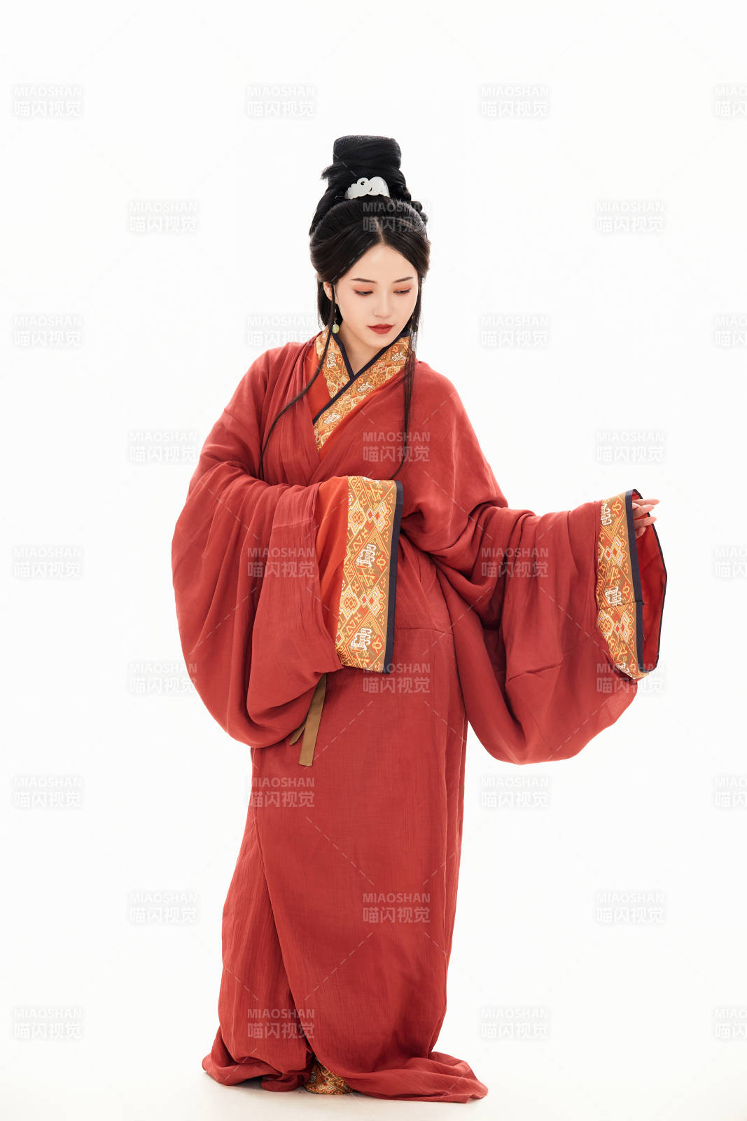 白色背景下穿著中國春秋戰國時代服飾的少女