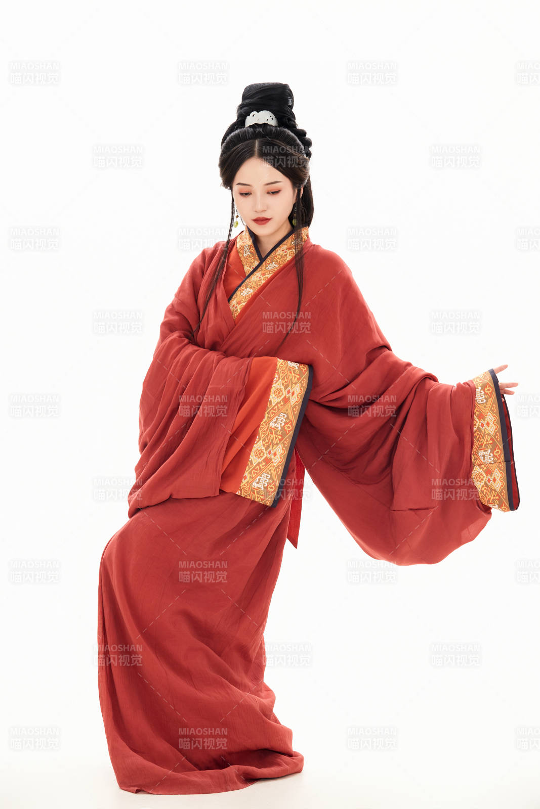 白色背景下穿著中國春秋戰國時代服飾的少女