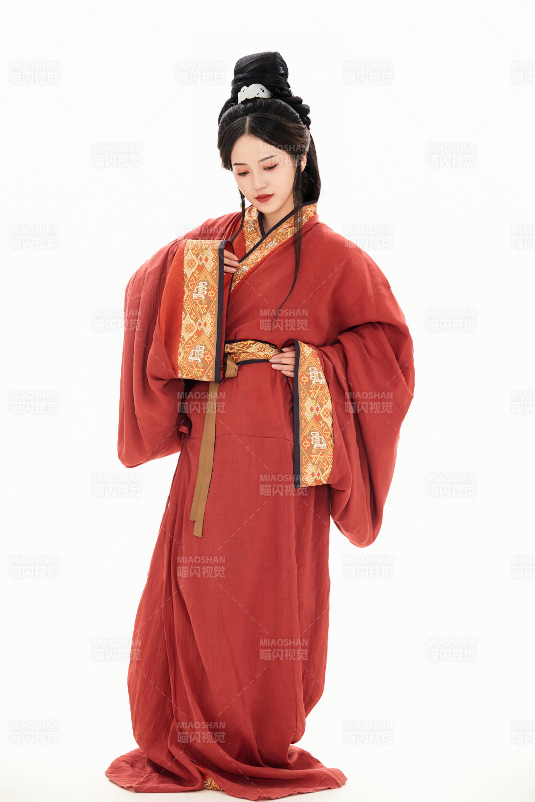 白色背景下穿著中國春秋戰國時代服飾的少女