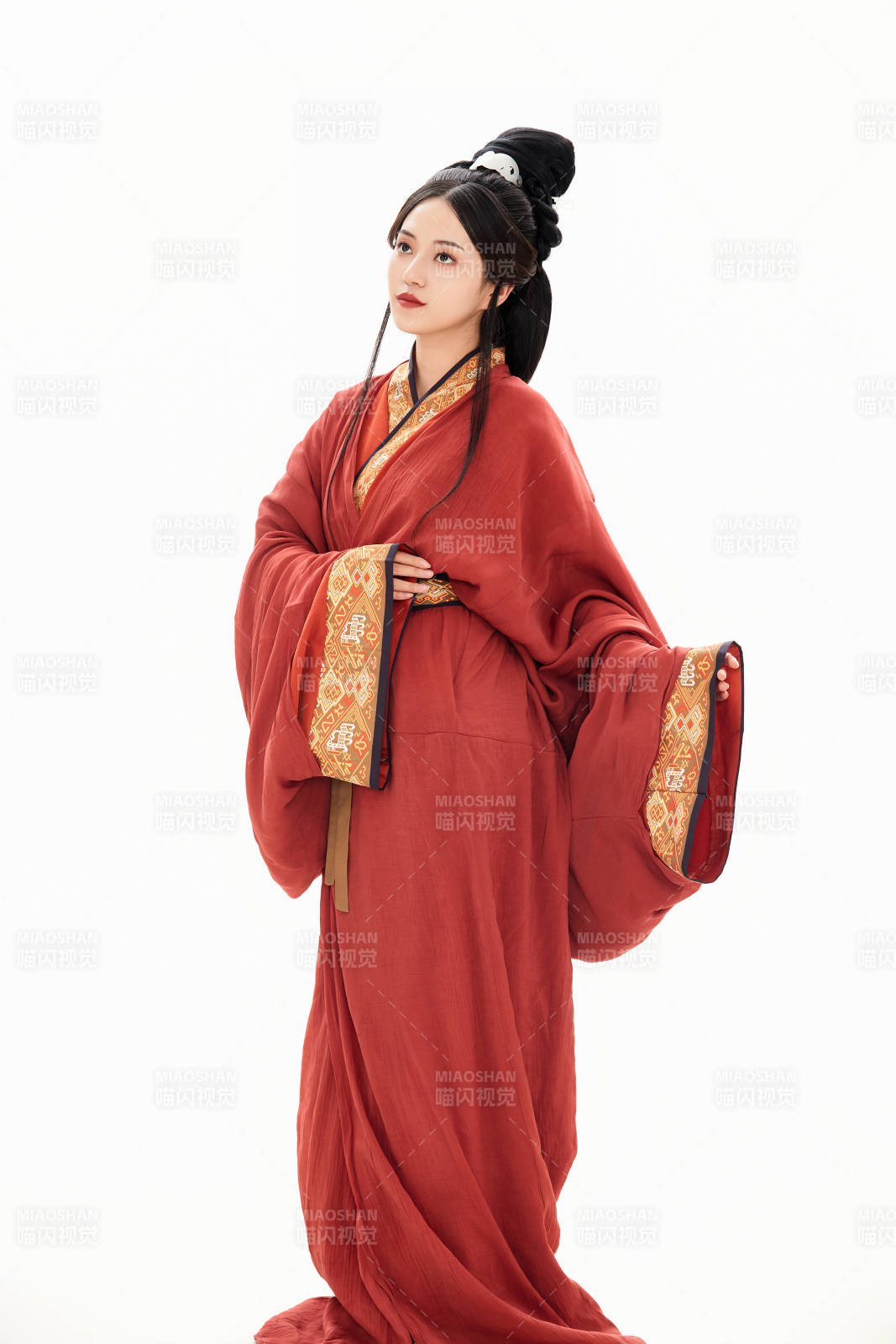 白色背景下穿著中國春秋戰國時代服飾的少女