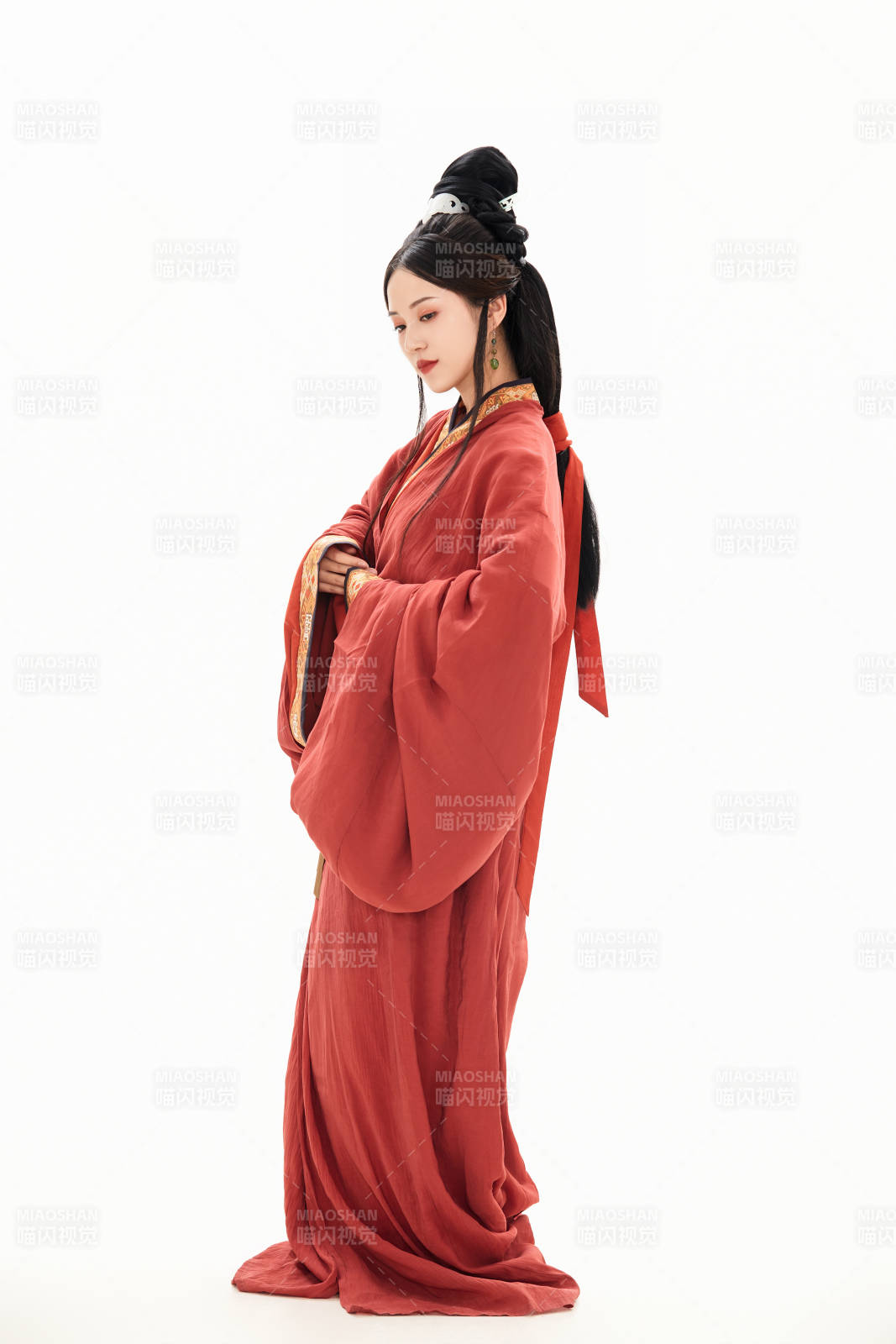 白色背景下穿著中國春秋戰(zhàn)國時代服飾的少女