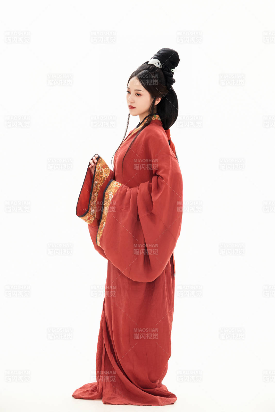 白色背景下穿著中國春秋戰(zhàn)國時代服飾的少女