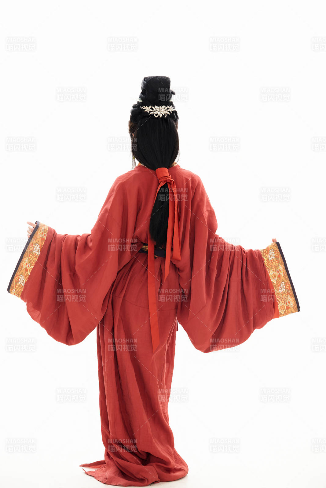 白色背景下穿著中國春秋戰(zhàn)國時代服飾的少女