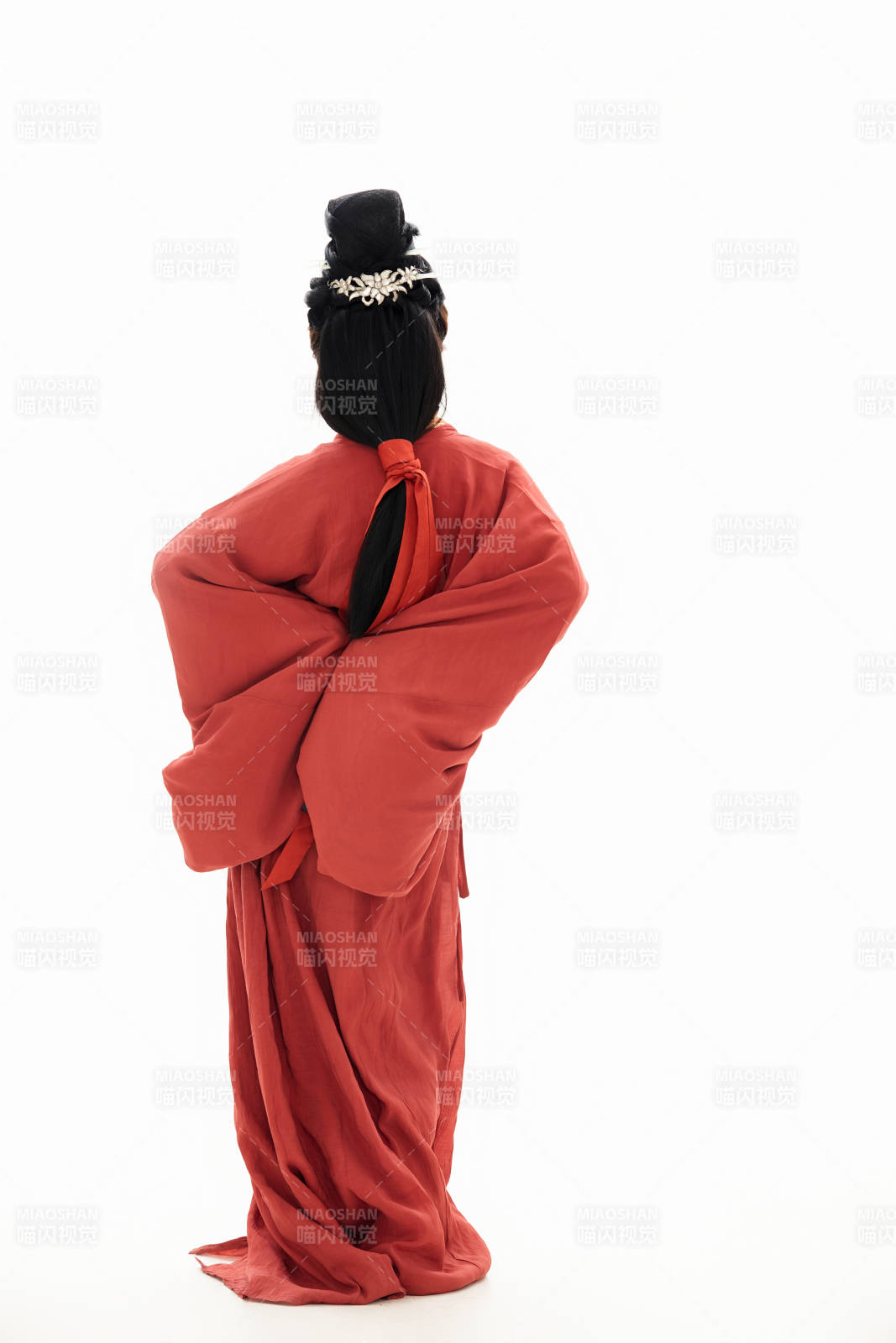 白色背景下穿著中國春秋戰國時代服飾的少女