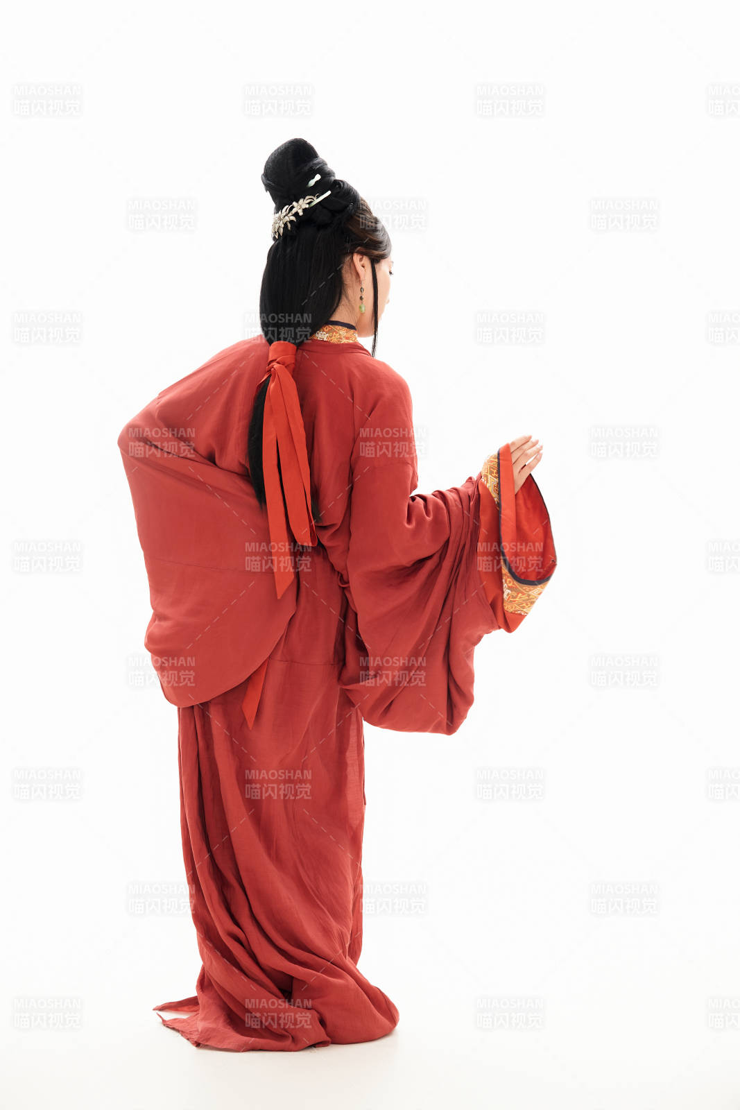 白色背景下穿著中國春秋戰國時代服飾的少女