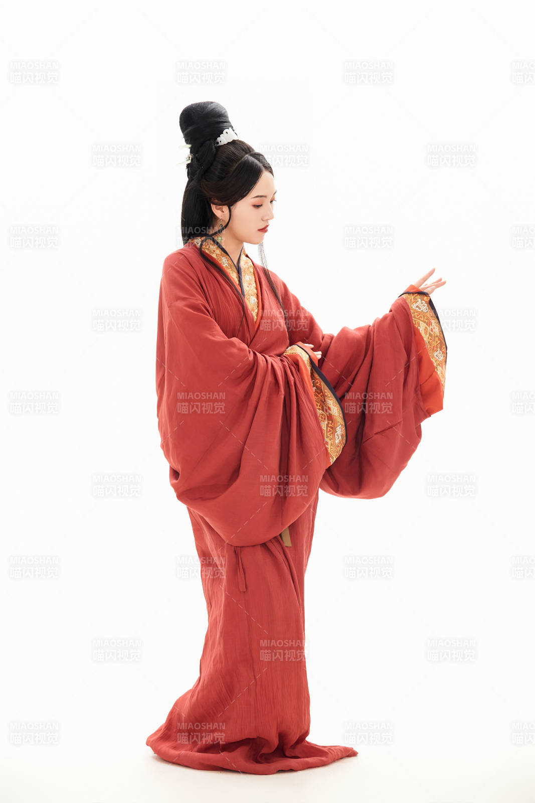 白色背景下穿著中國(guó)春秋戰(zhàn)國(guó)時(shí)代服飾的少女