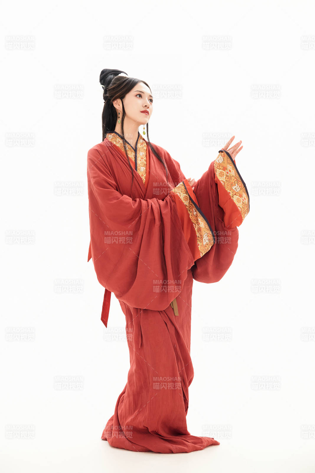 白色背景下穿着中国春秋战国时代服饰的少女图片