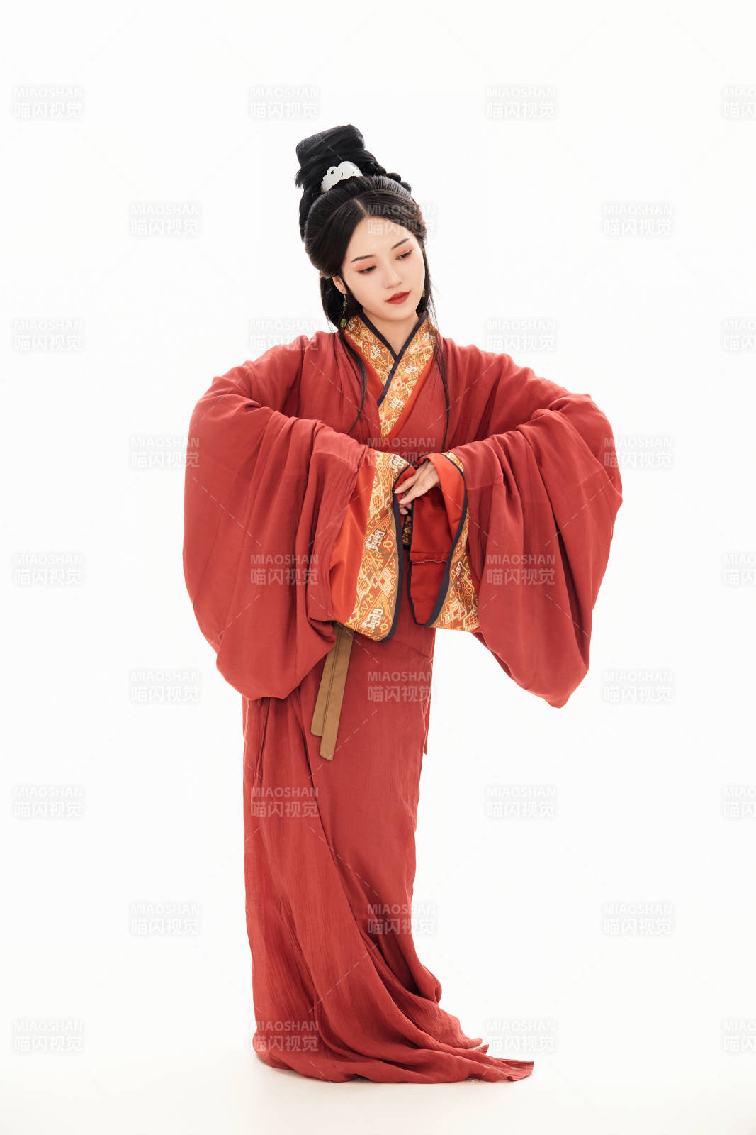 白色背景下穿著中國春秋戰國時代服飾的少女