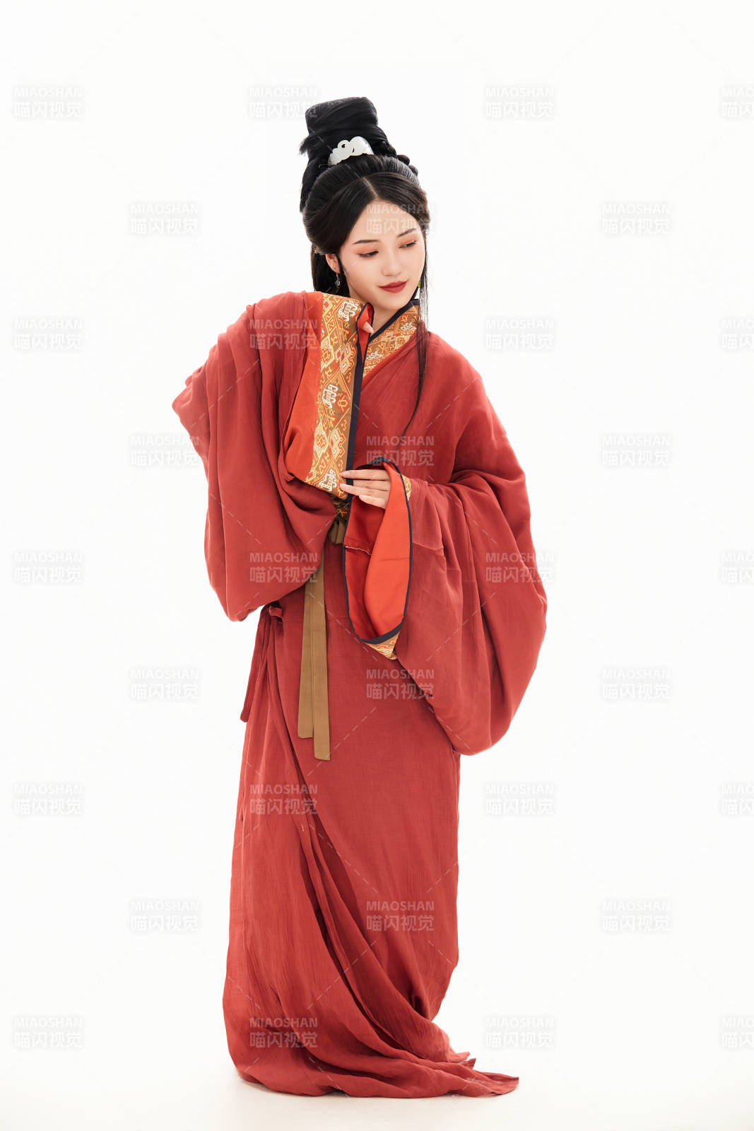 白色背景下穿著中國春秋戰(zhàn)國時代服飾的少女