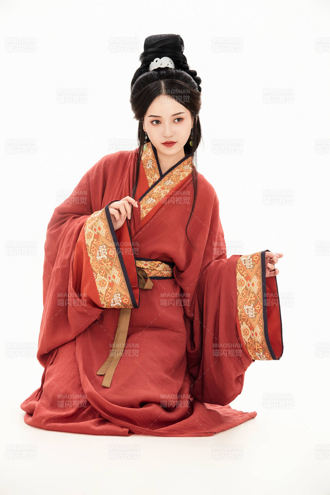 白色背景下穿著中國春秋戰(zhàn)國時代服飾的少女