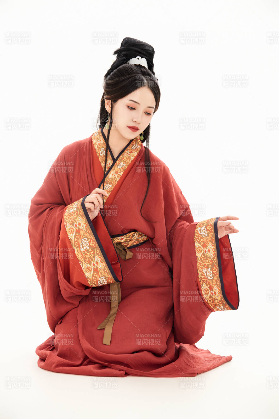 白色背景下穿著中國春秋戰國時代服飾的少女