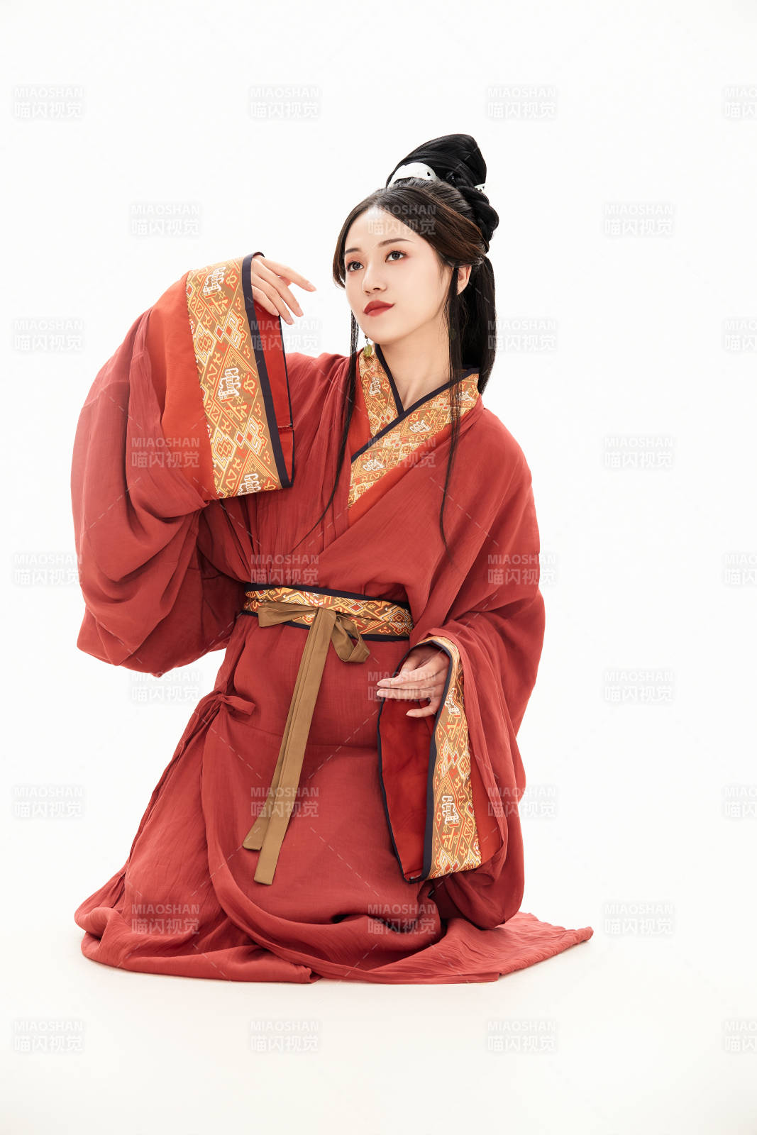 白色背景下穿著中國春秋戰(zhàn)國時代服飾的少女