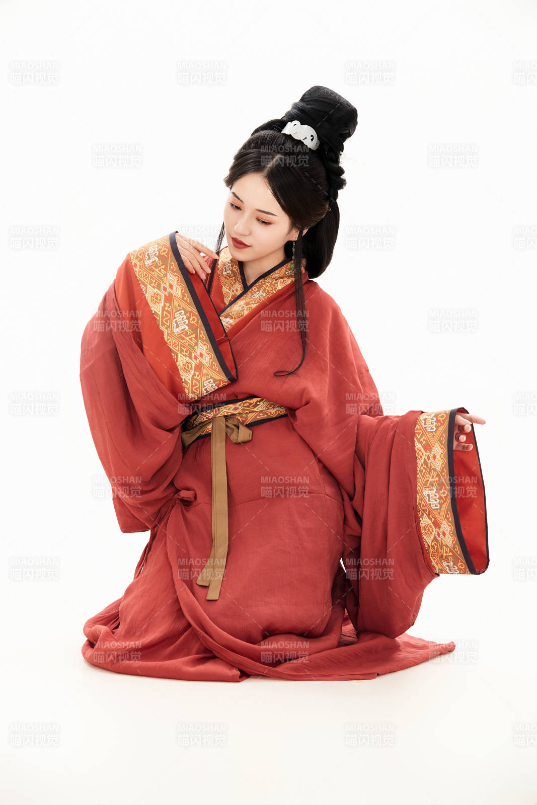 白色背景下穿著中國(guó)春秋戰(zhàn)國(guó)時(shí)代服飾的少女