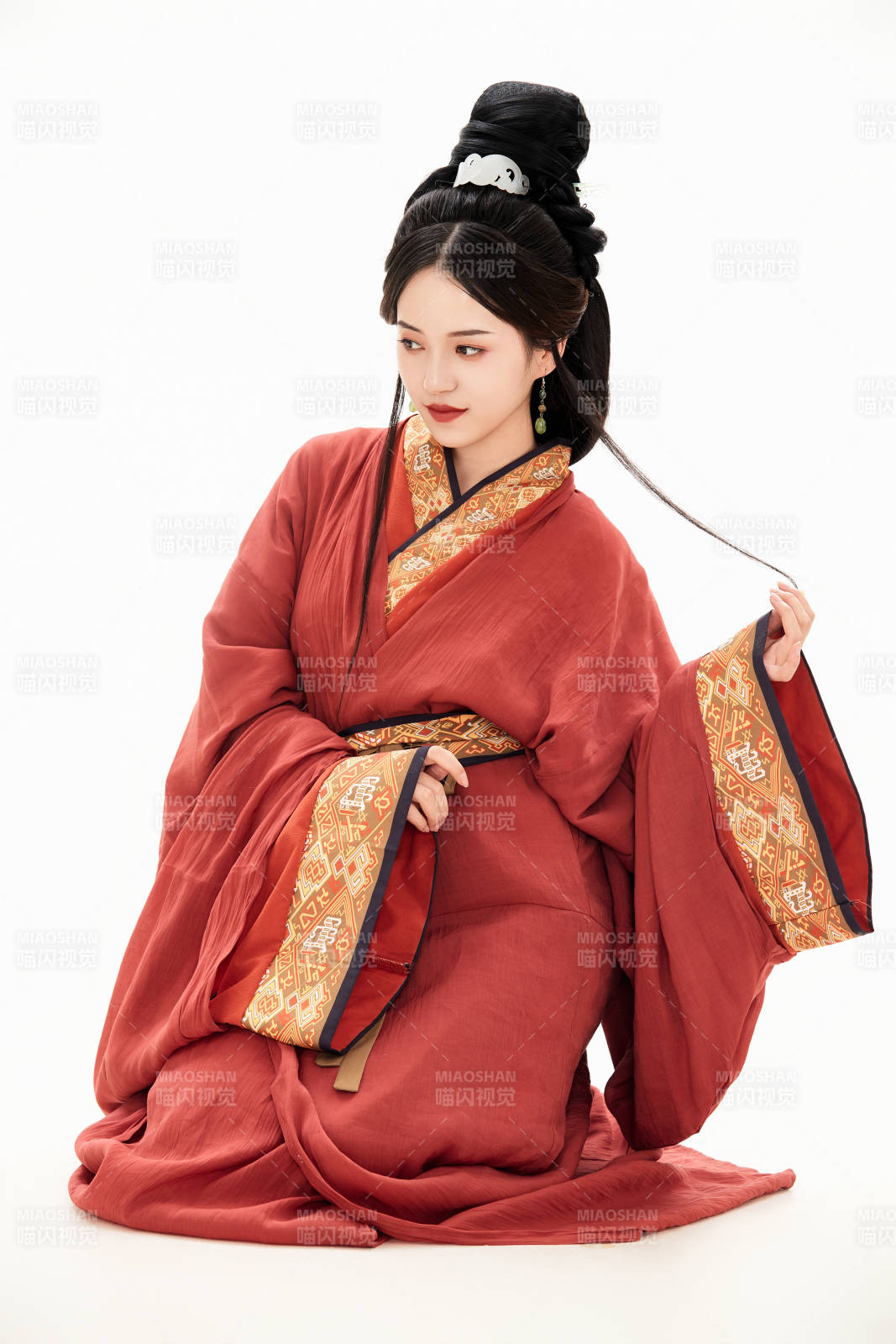 白色背景下穿著中國春秋戰國時代服飾的少女