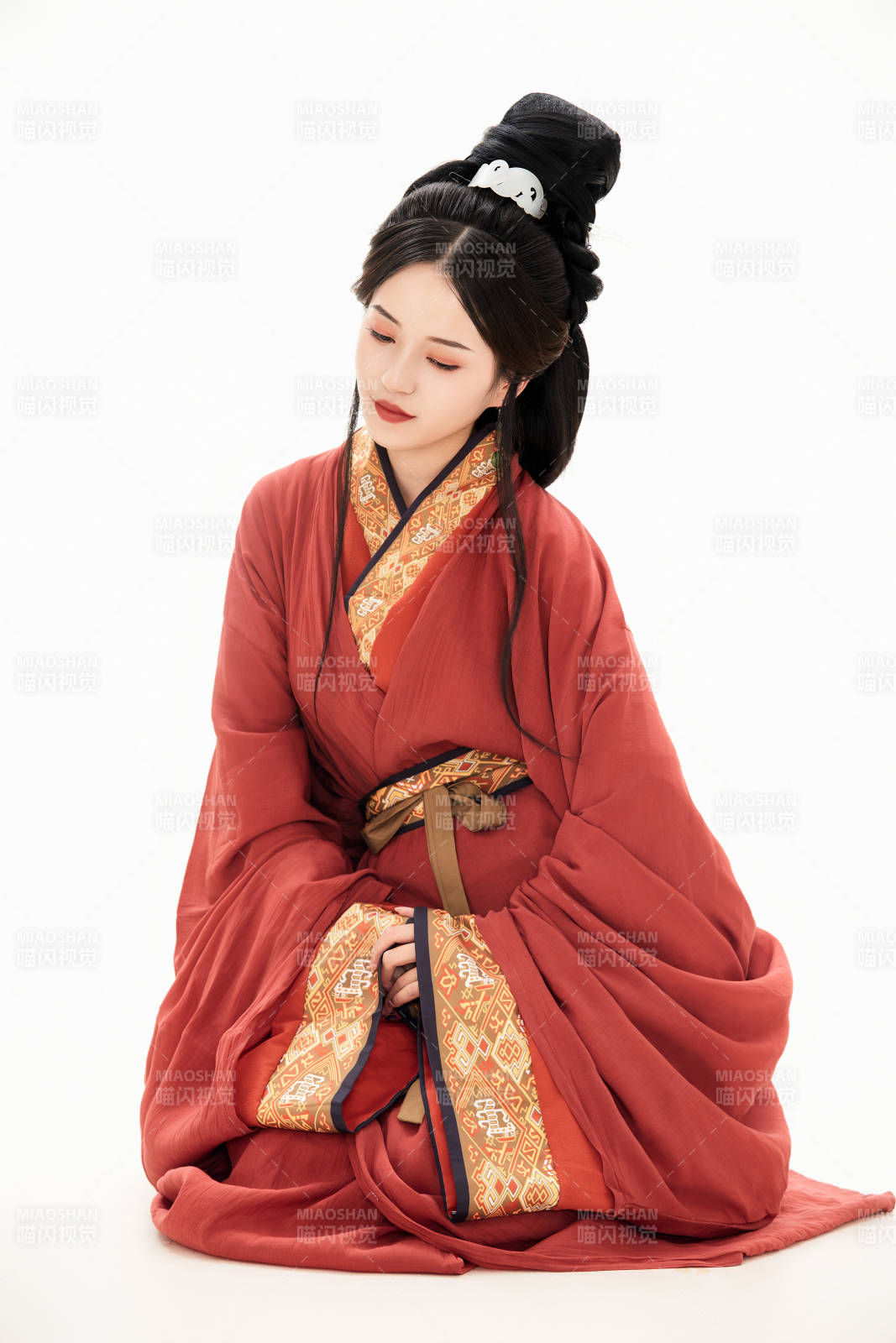 白色背景下穿著中國春秋戰國時代服飾的少女