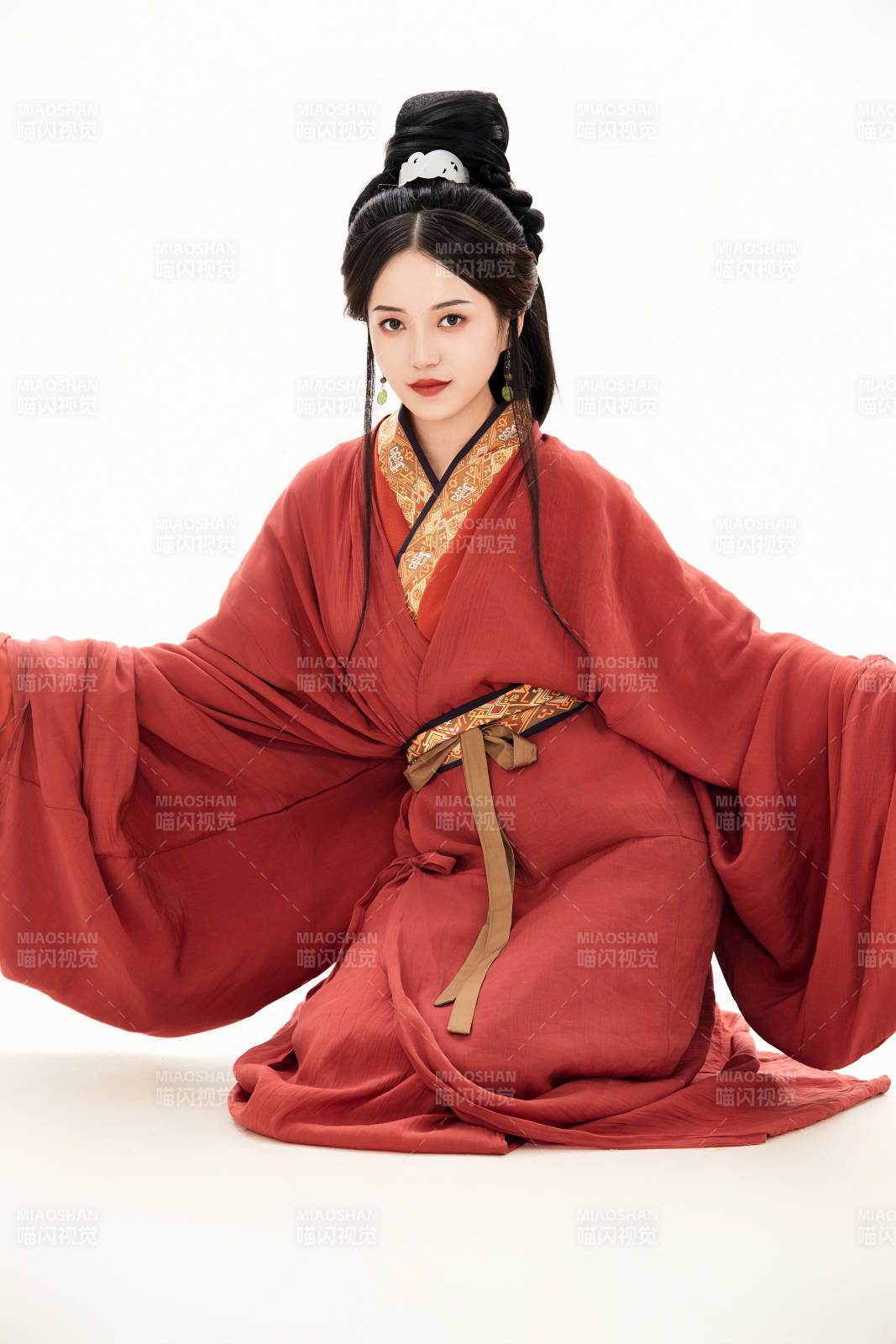 白色背景下穿著中國春秋戰國時代服飾的少女