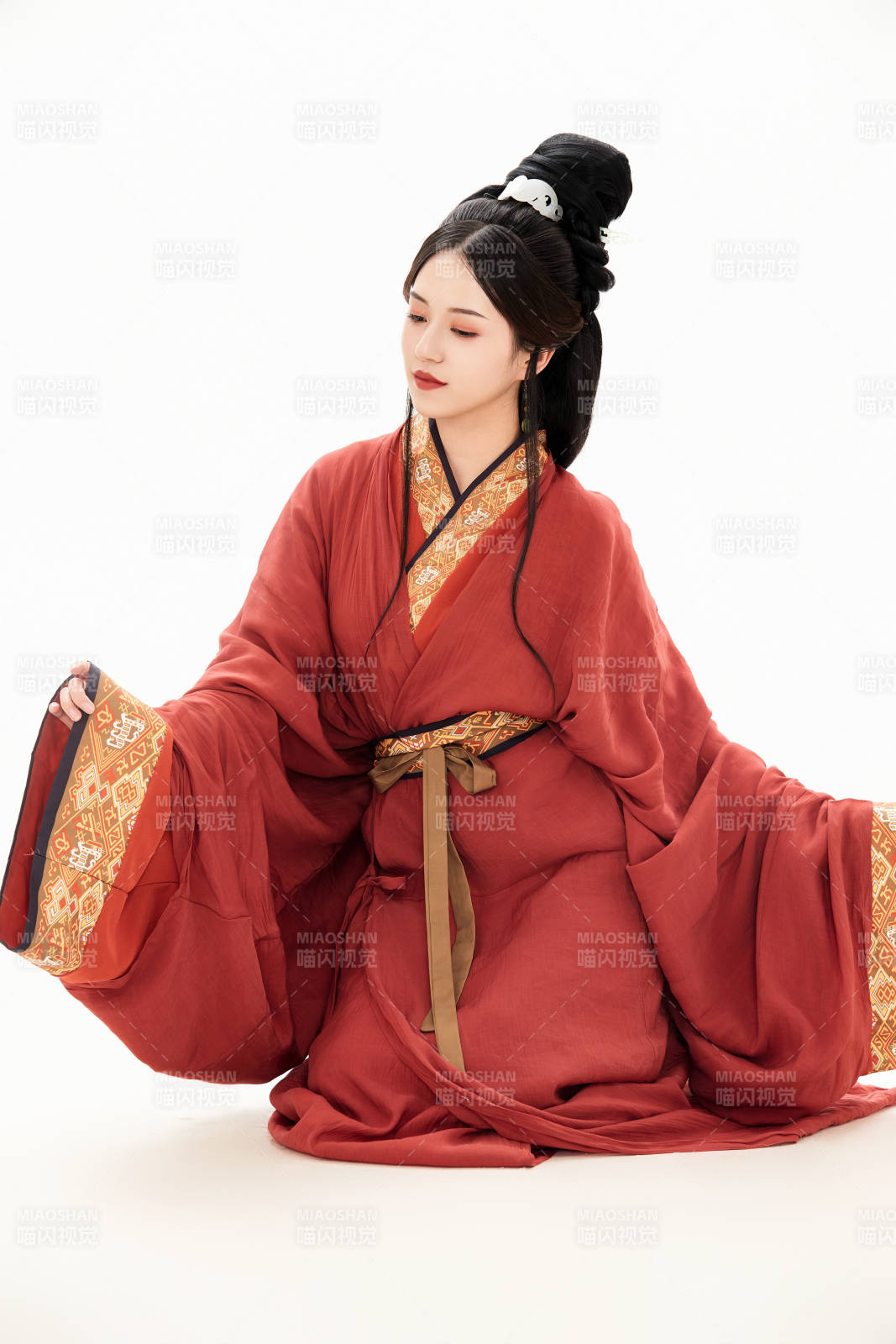 白色背景下穿著中國春秋戰(zhàn)國時代服飾的少女