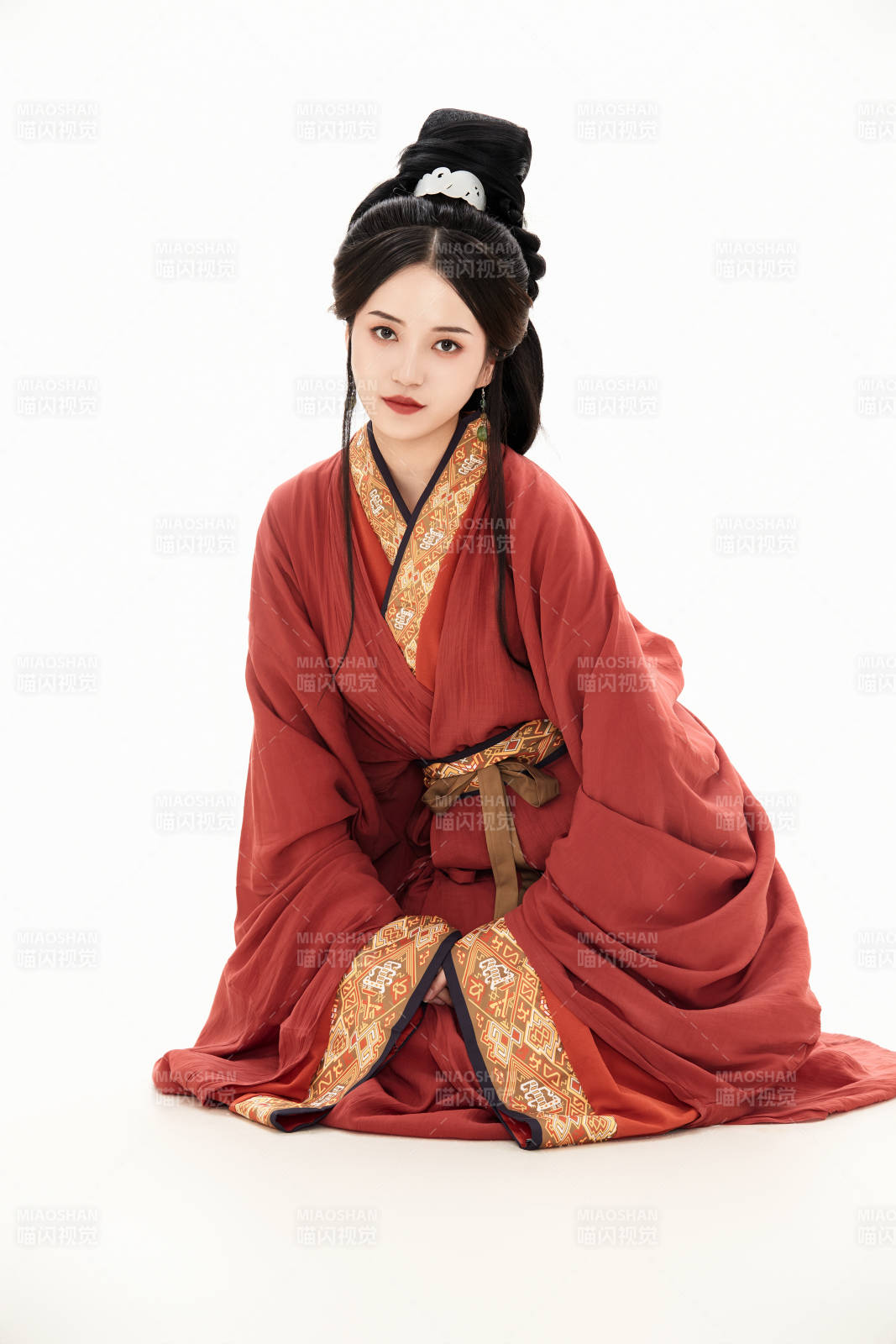 白色背景下穿著中國春秋戰(zhàn)國時代服飾的少女