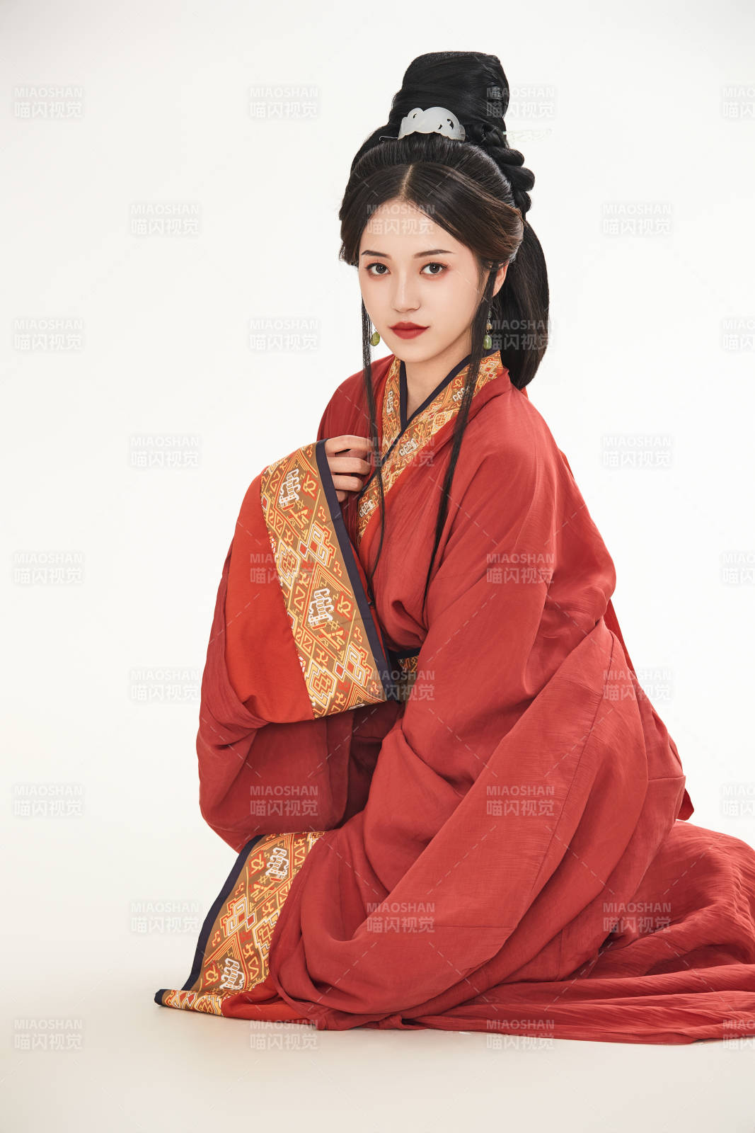 白色背景下穿著中國春秋戰國時代服飾的少女