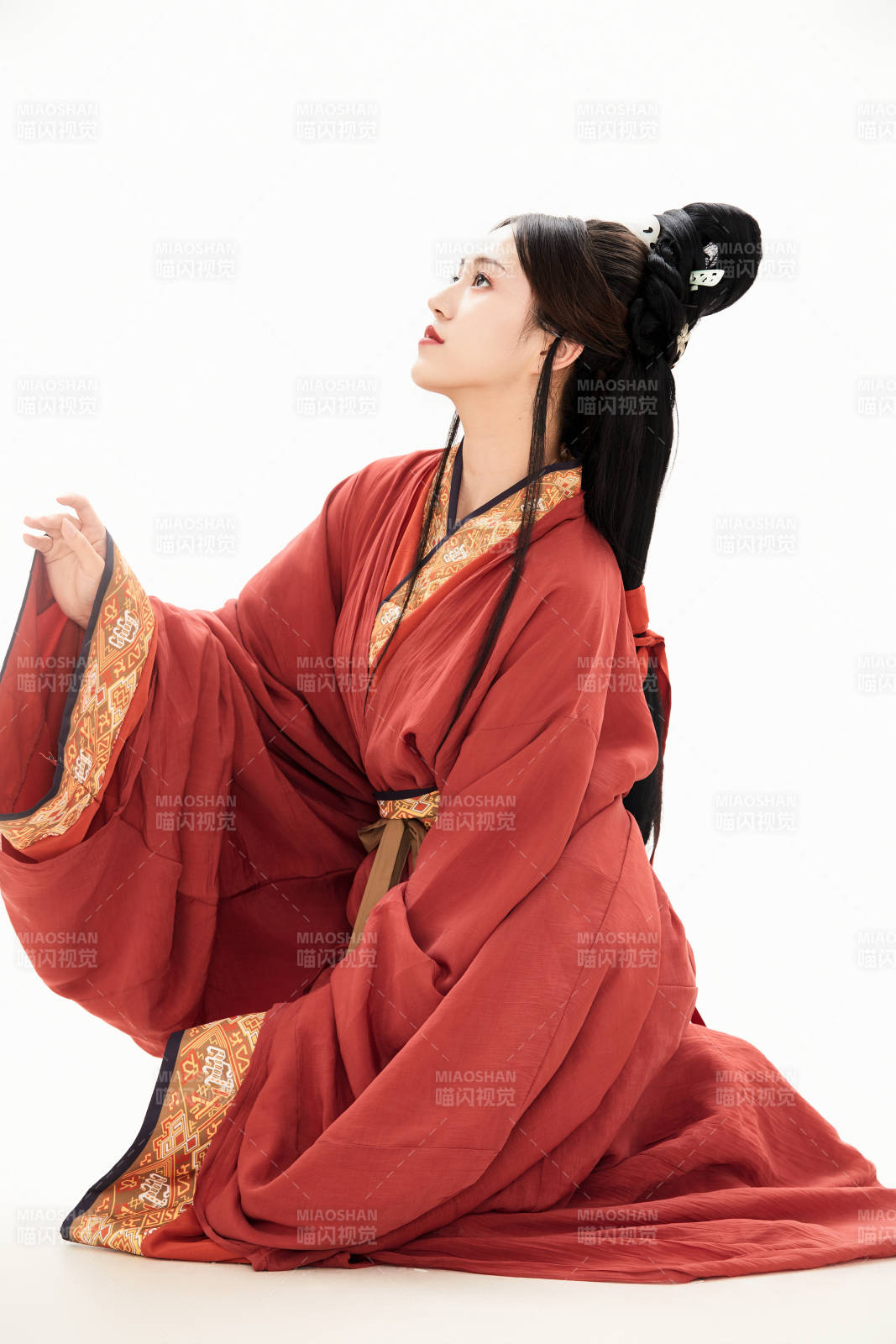 白色背景下穿著中國春秋戰國時代服飾的少女