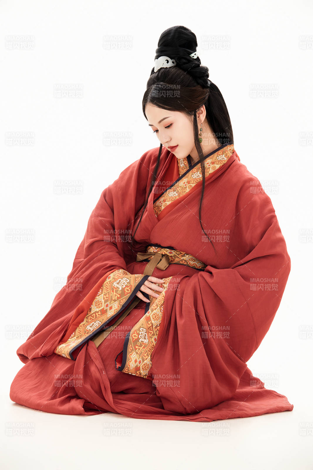 白色背景下穿著中國春秋戰(zhàn)國時代服飾的少女