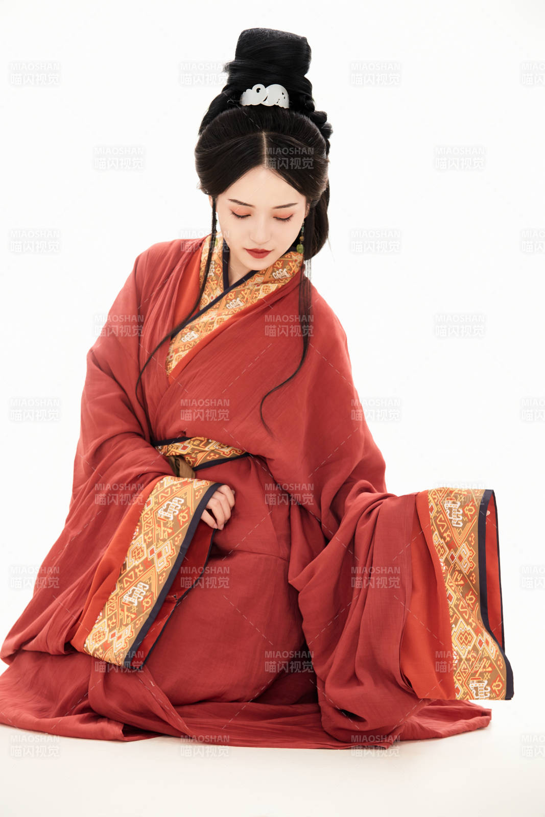 白色背景下穿著中國春秋戰國時代服飾的少女