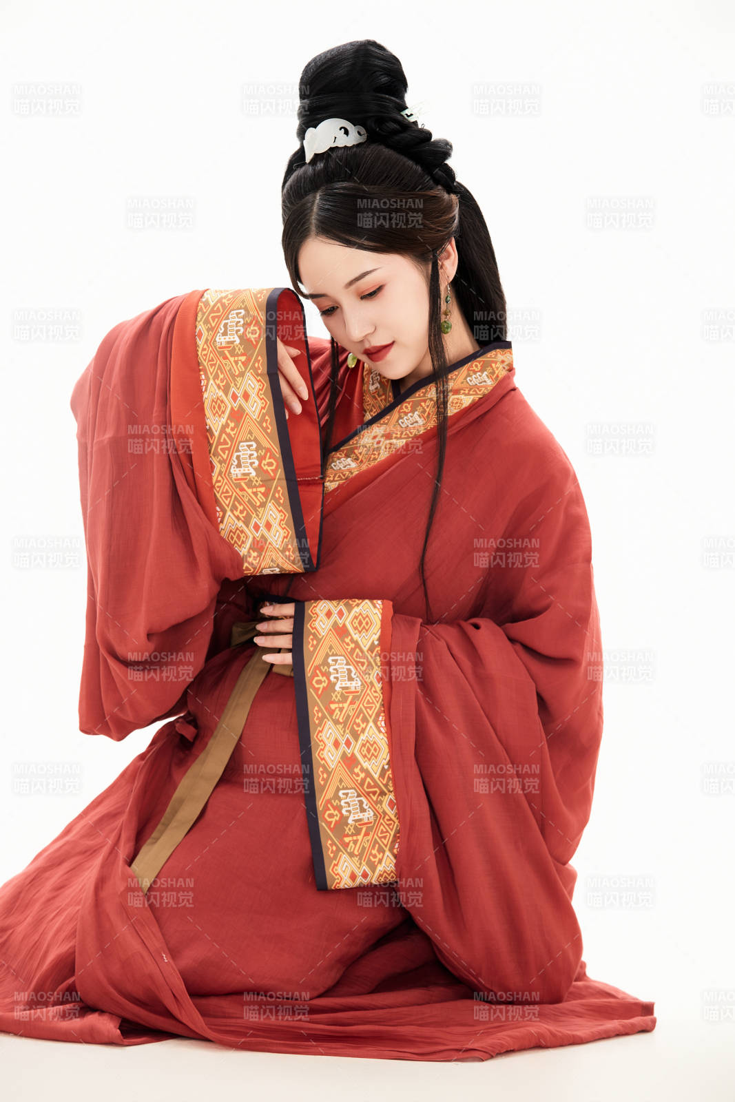 白色背景下穿著中國(guó)春秋戰(zhàn)國(guó)時(shí)代服飾的少女