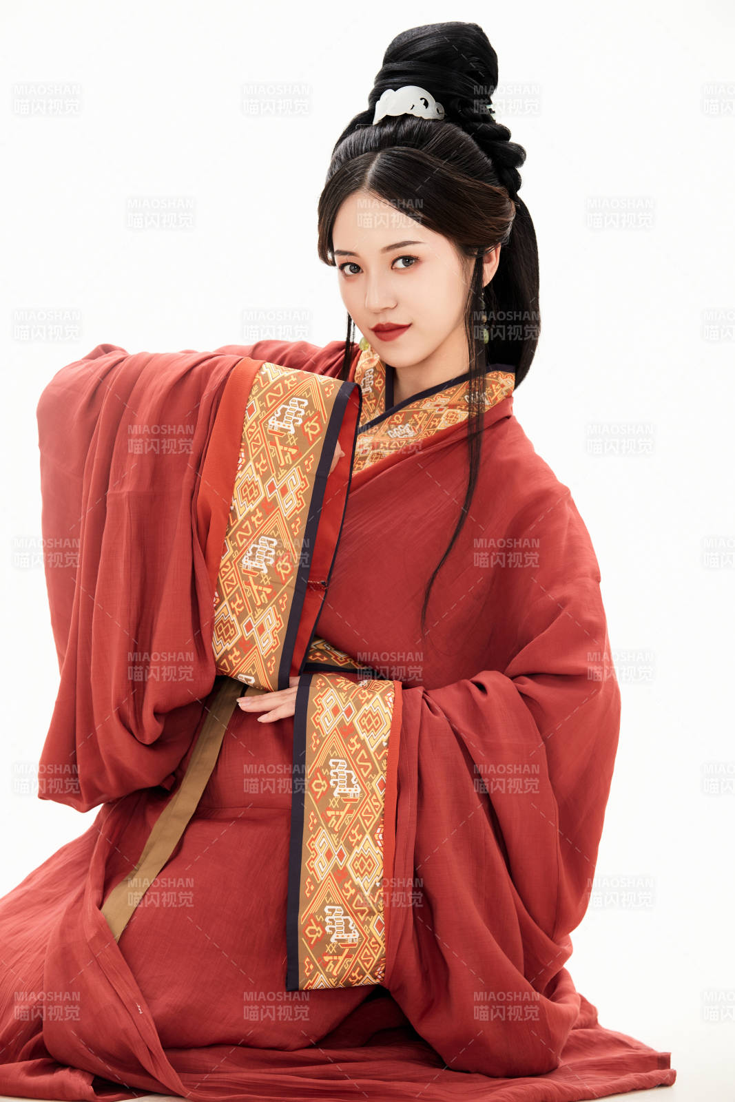 白色背景下穿著中國春秋戰(zhàn)國時(shí)代服飾的少女